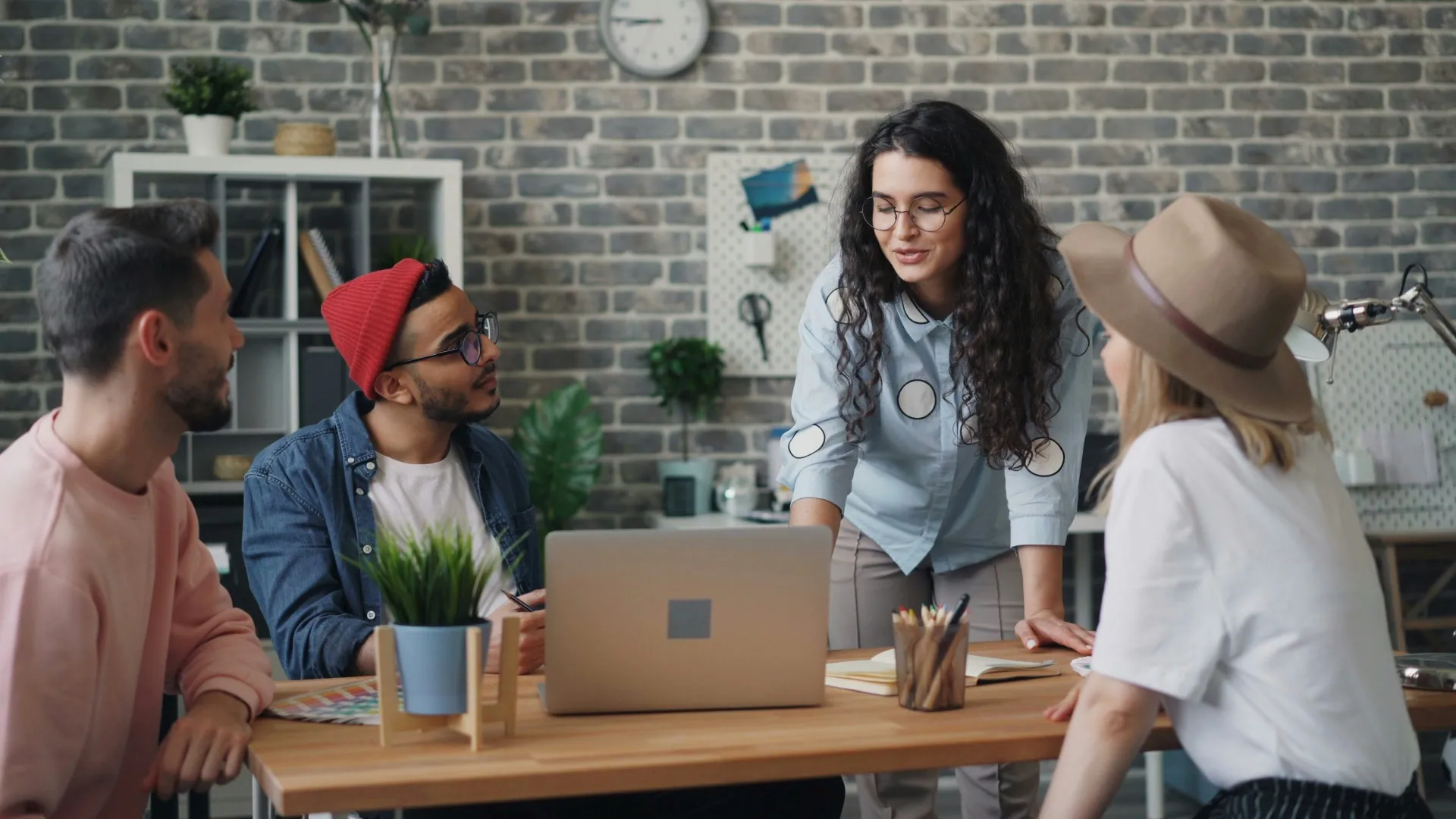Équipe mixte de femmes et d'hommes collaborant au travail