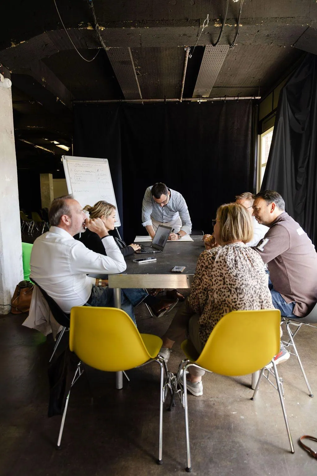Atelier collectif autour d'une table